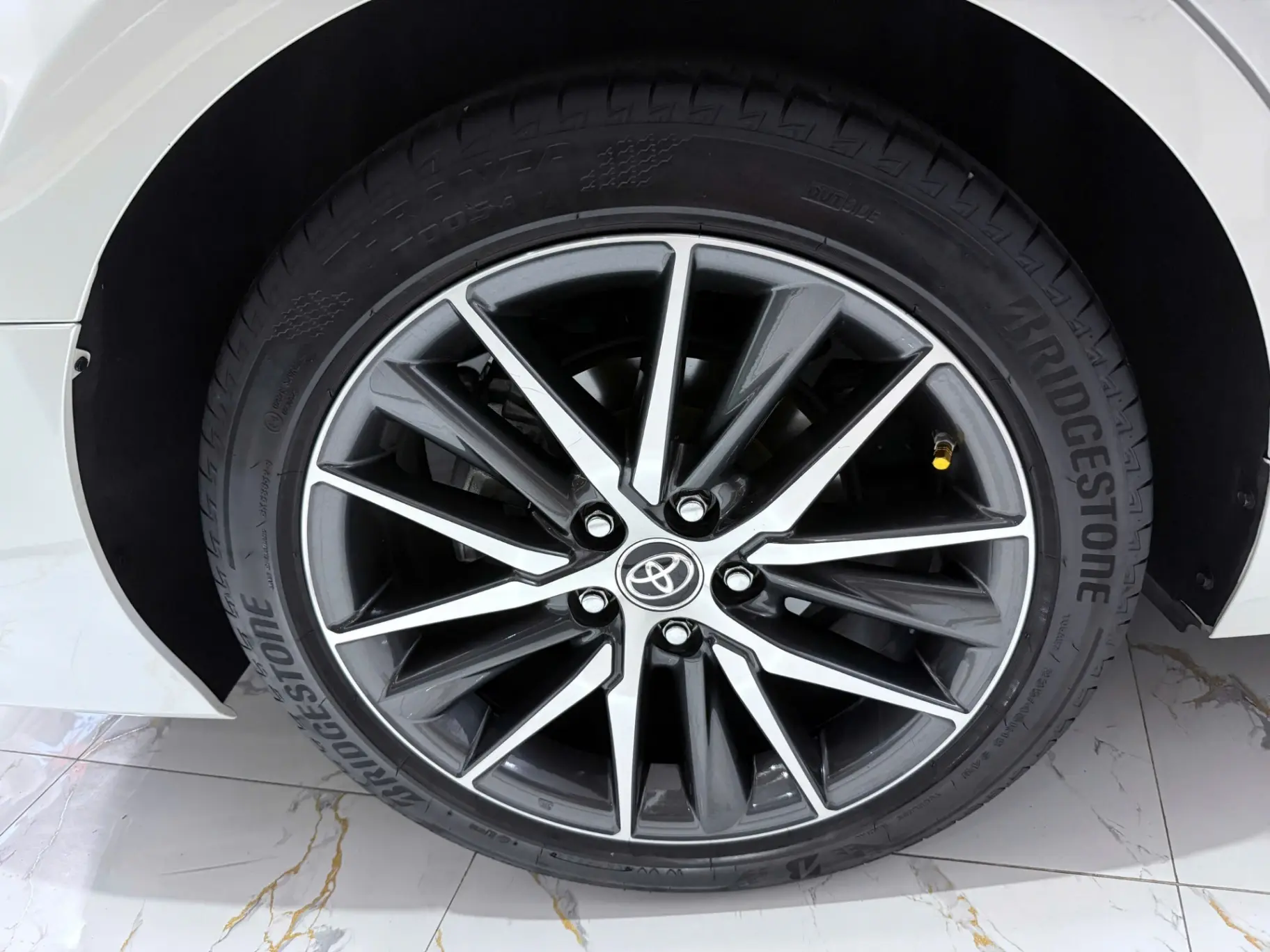 Toyota Camry 2.0Q 2023 - Ngoại thất 5
