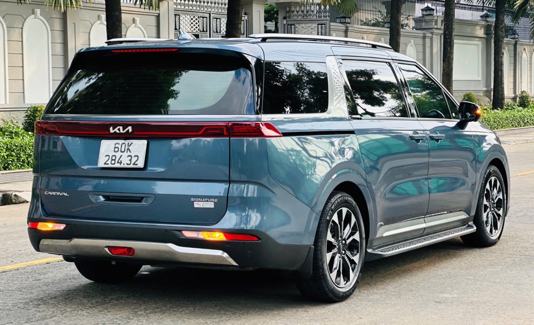 Kia Carnival Signature 2.2D 2023 - Ngoại thất 2
