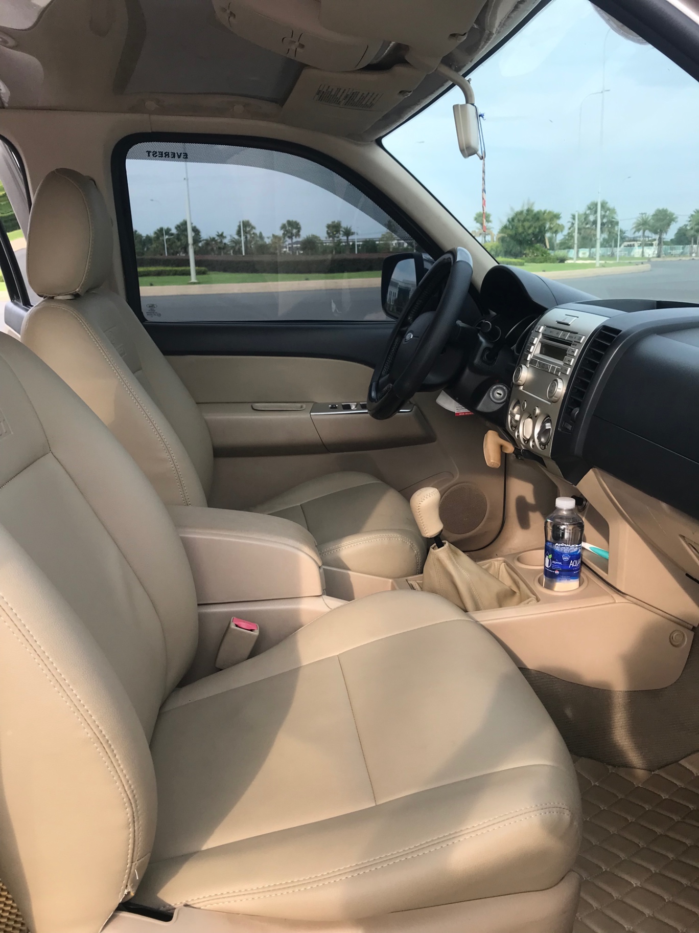 Ford Everest 2.5L 4x2 MT 2011 - Nội thất 1