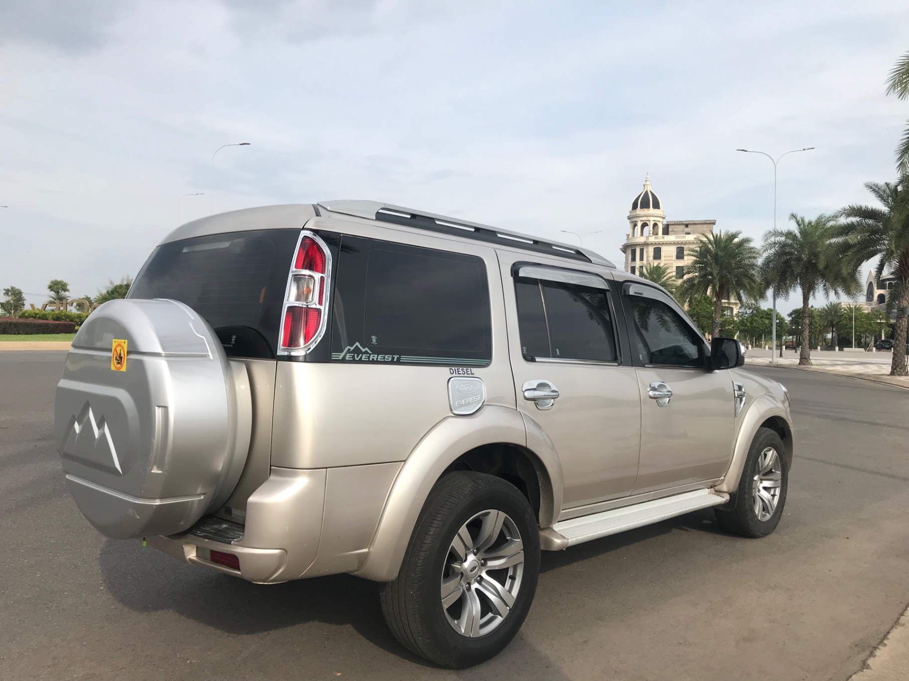 Ford Everest 2.5L 4x2 MT 2011 - Ngoại thất 2