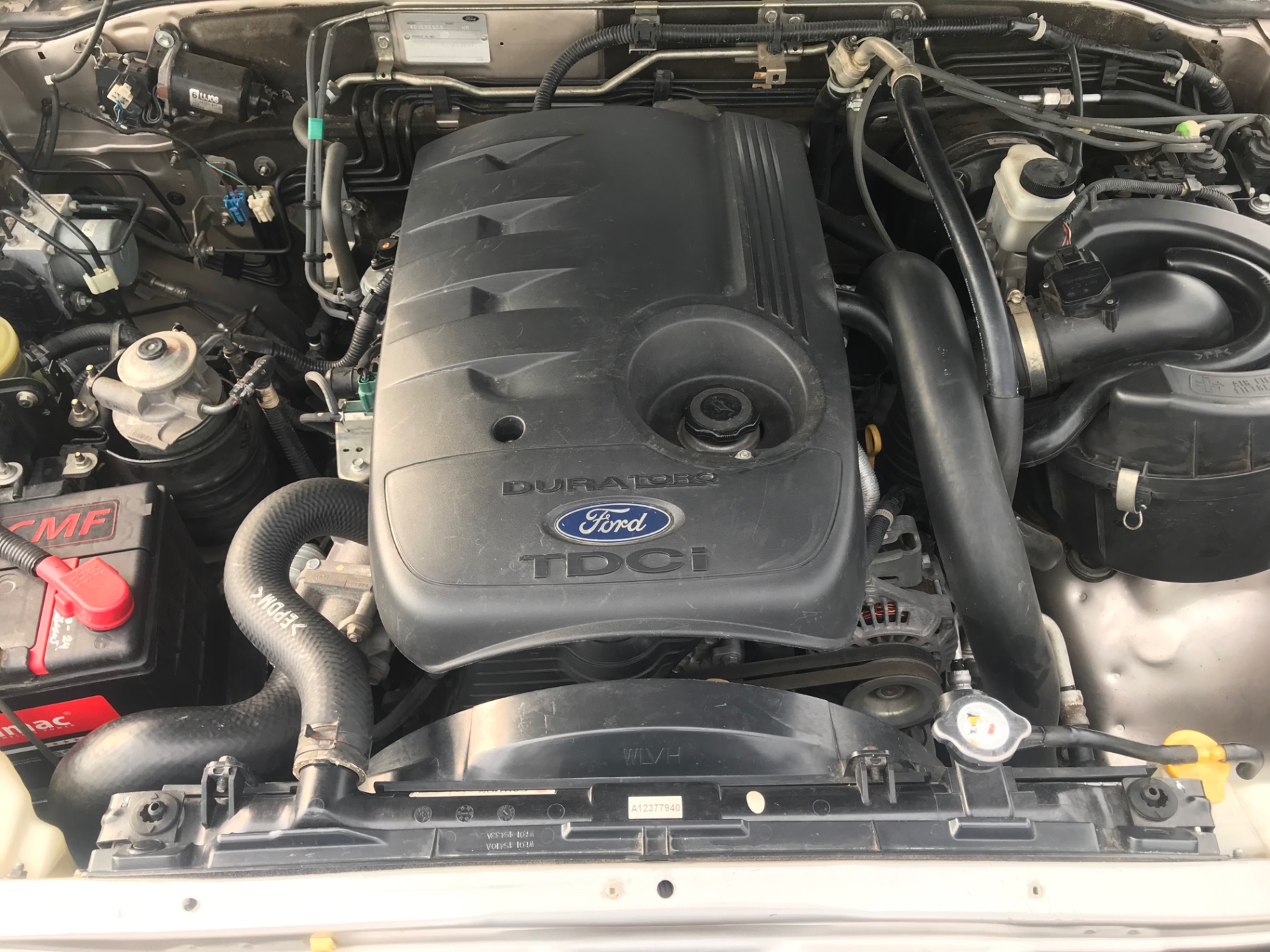 Ford Everest 2.5L 4x2 MT 2011 - Khoang động cơ 1