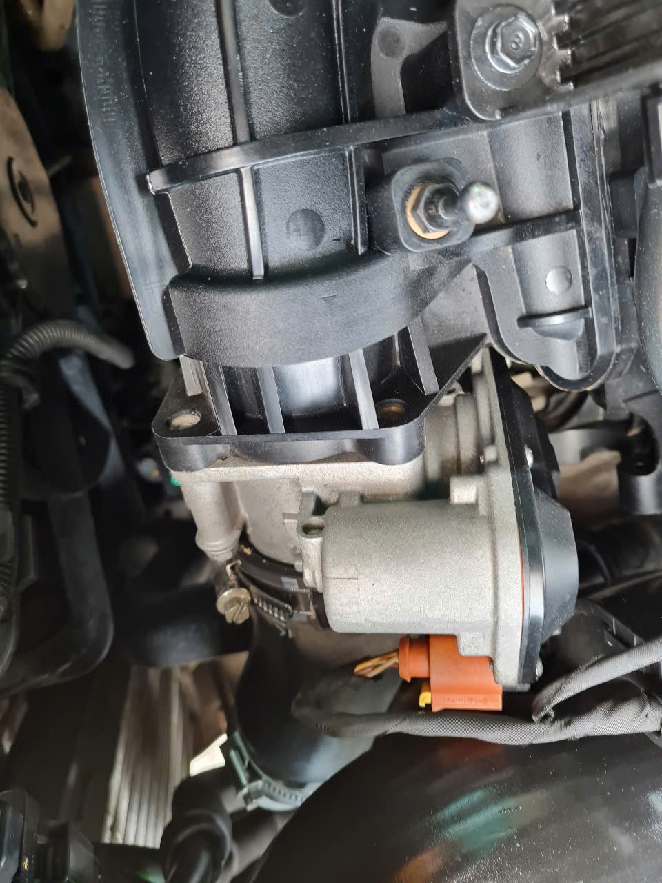 Hyundai Santafe 2.2L 4WD 2010 - Khoang động cơ 2