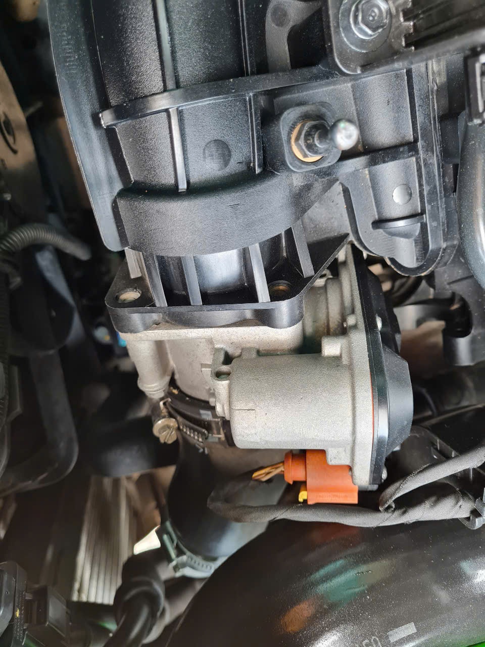 Hyundai Santafe 2.2L 4WD 2010 - Khoang động cơ 3