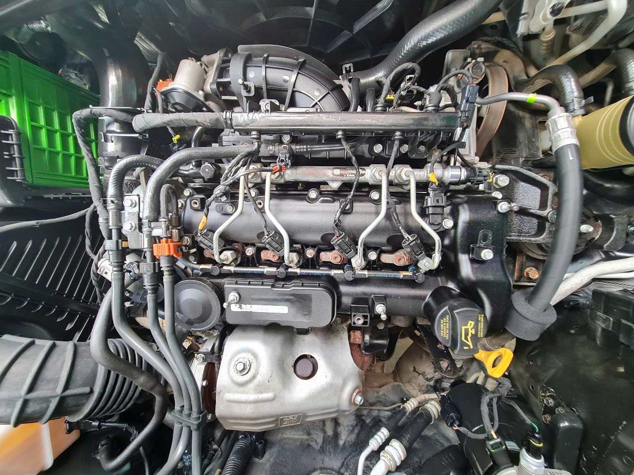 Hyundai Santafe 2.2L 4WD 2010 - Khoang động cơ 4