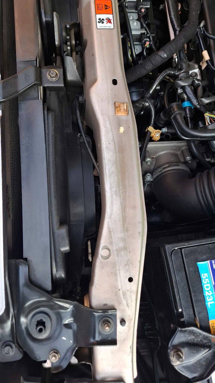 Ford Escape XLT 2.3L 4x4 AT 2009 - Khoang động cơ 3