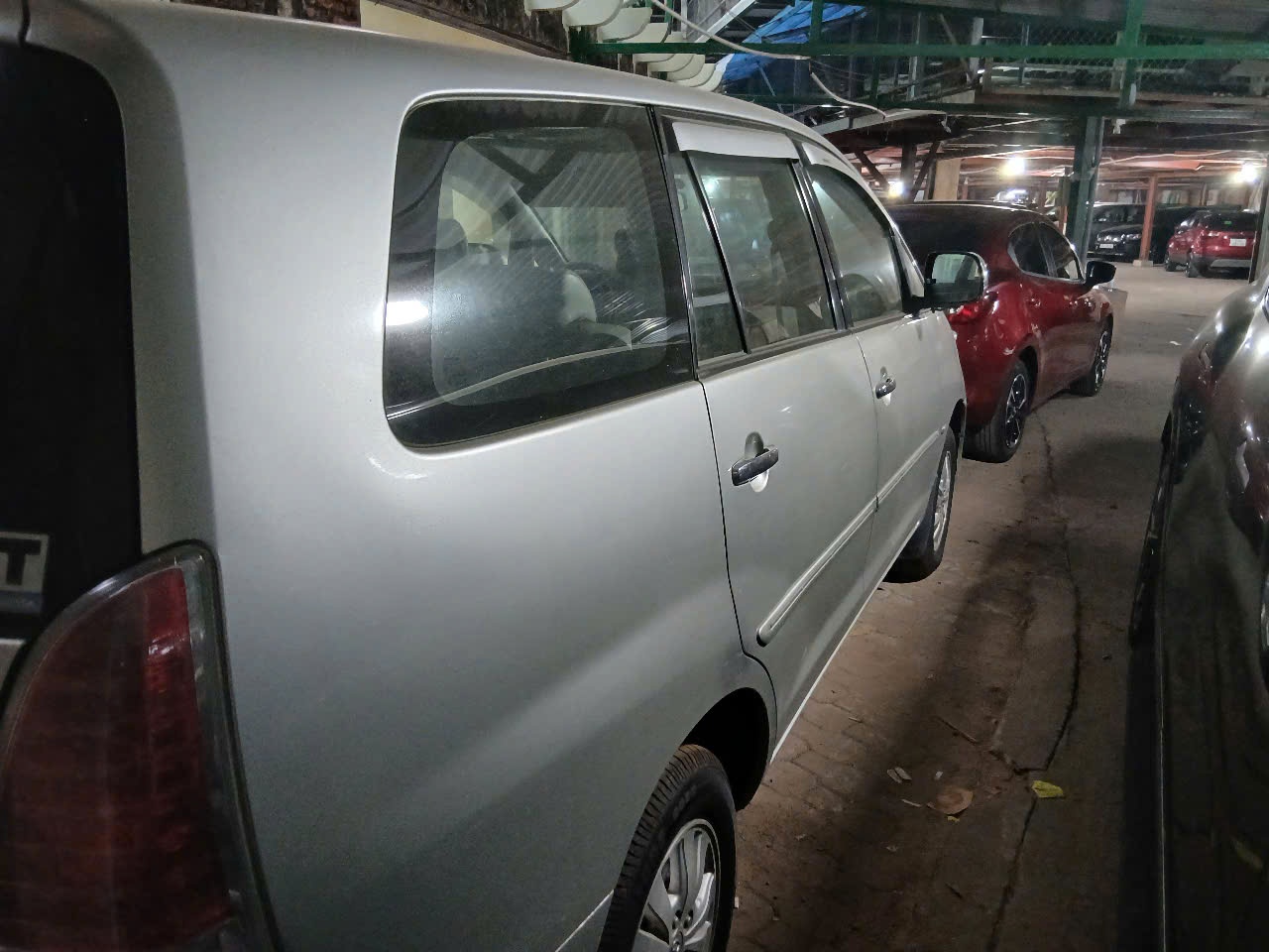 Toyota Innova 2.0 MT 2010 - Ngoại thất 3