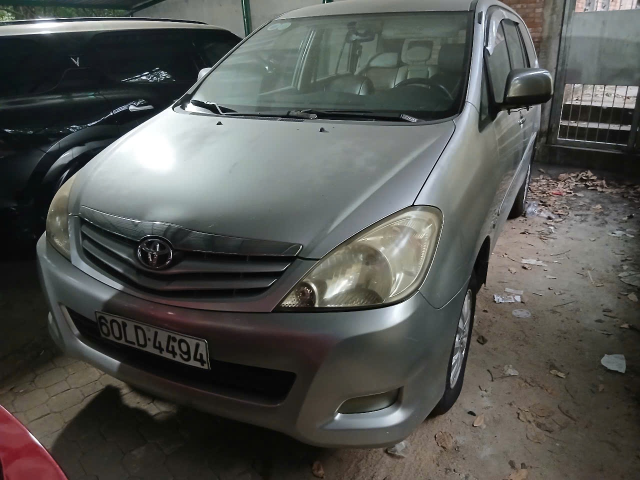 Toyota Innova 2.0 MT 2010 - Nội thất 1