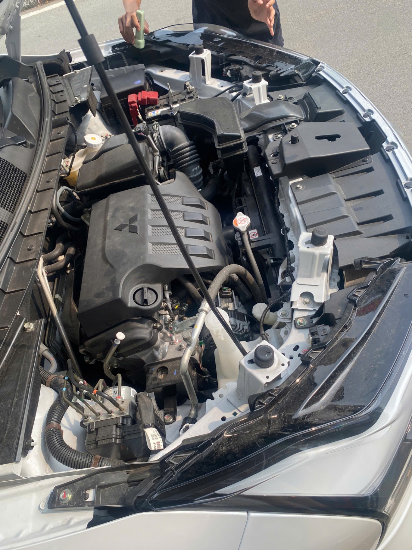 Mitsubishi Xforce Exceed 2024 - Khoang động cơ 1