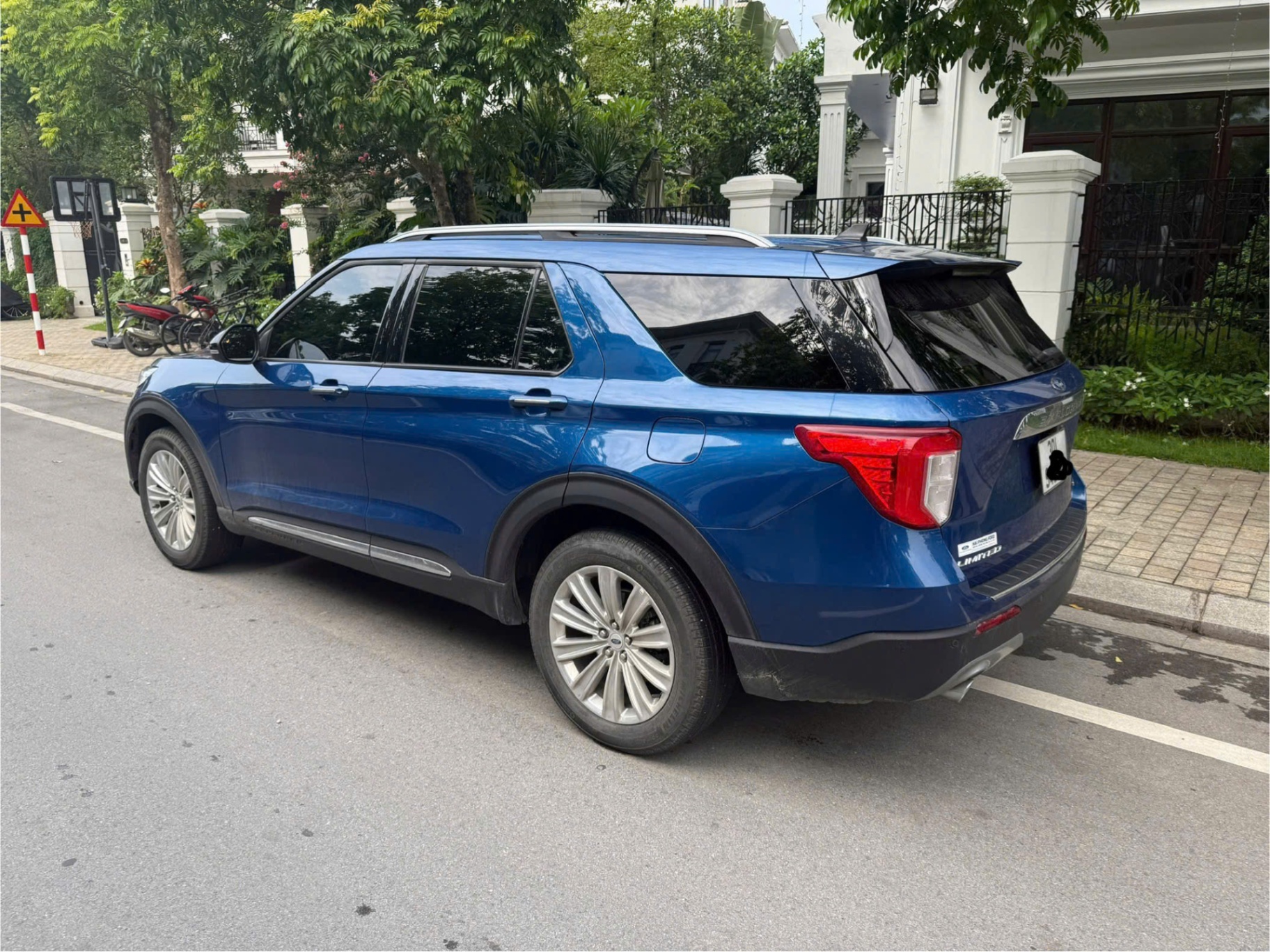 Ford Explorer Limited 2.3L EcoBoost 2023 - Ngoại thất 3
