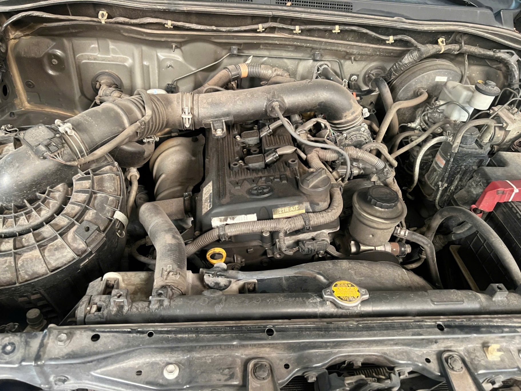 Toyota Fortuner 2.7V 4x2 AT 2015 - Khoang động cơ 1