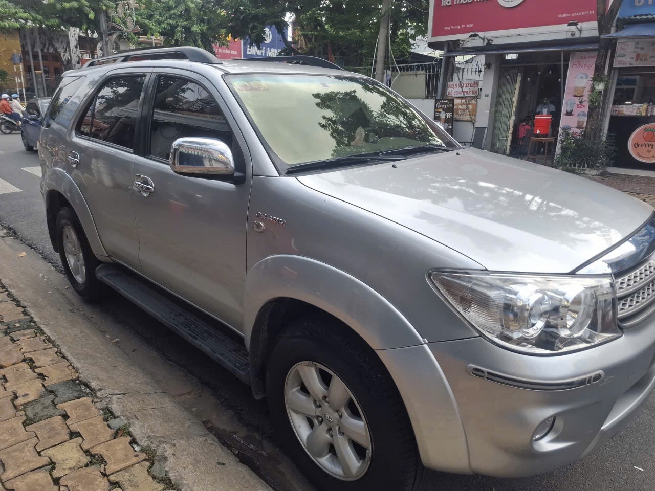 Toyota Fortuner 2.7V 4x4 AT 2010 - Ngoại thất 2