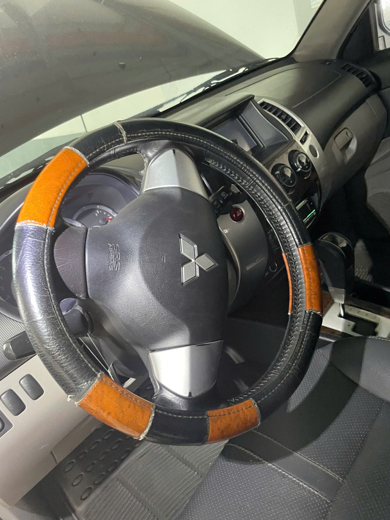 Mitsubishi Pajero Sport 2012 D 4x2 AT - Nội thất 17