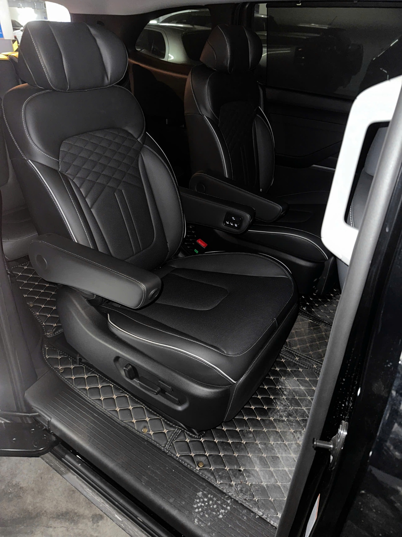 Hyundai Custin Cao Cấp 2.0T 2023 - Nội thất 7