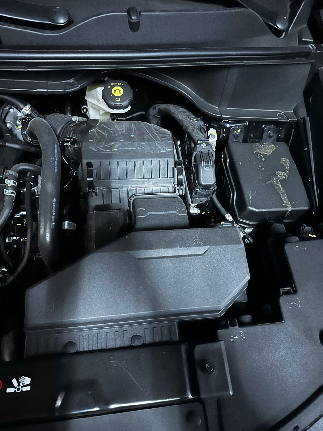 Hyundai Custin Cao Cấp 2.0T 2023 - Khoang động cơ 1