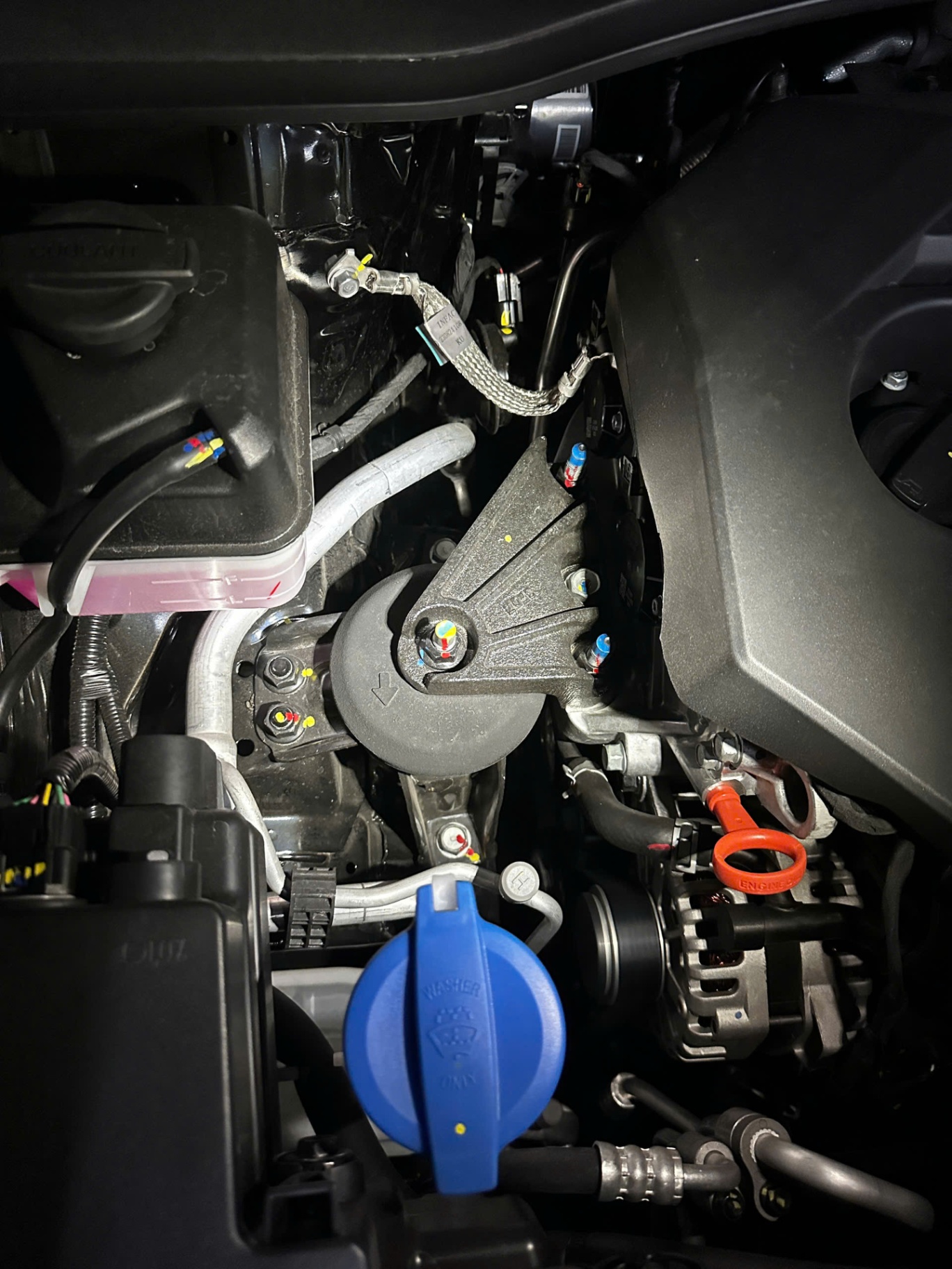 Hyundai Custin Cao Cấp 2.0T 2023 - Khoang động cơ 2