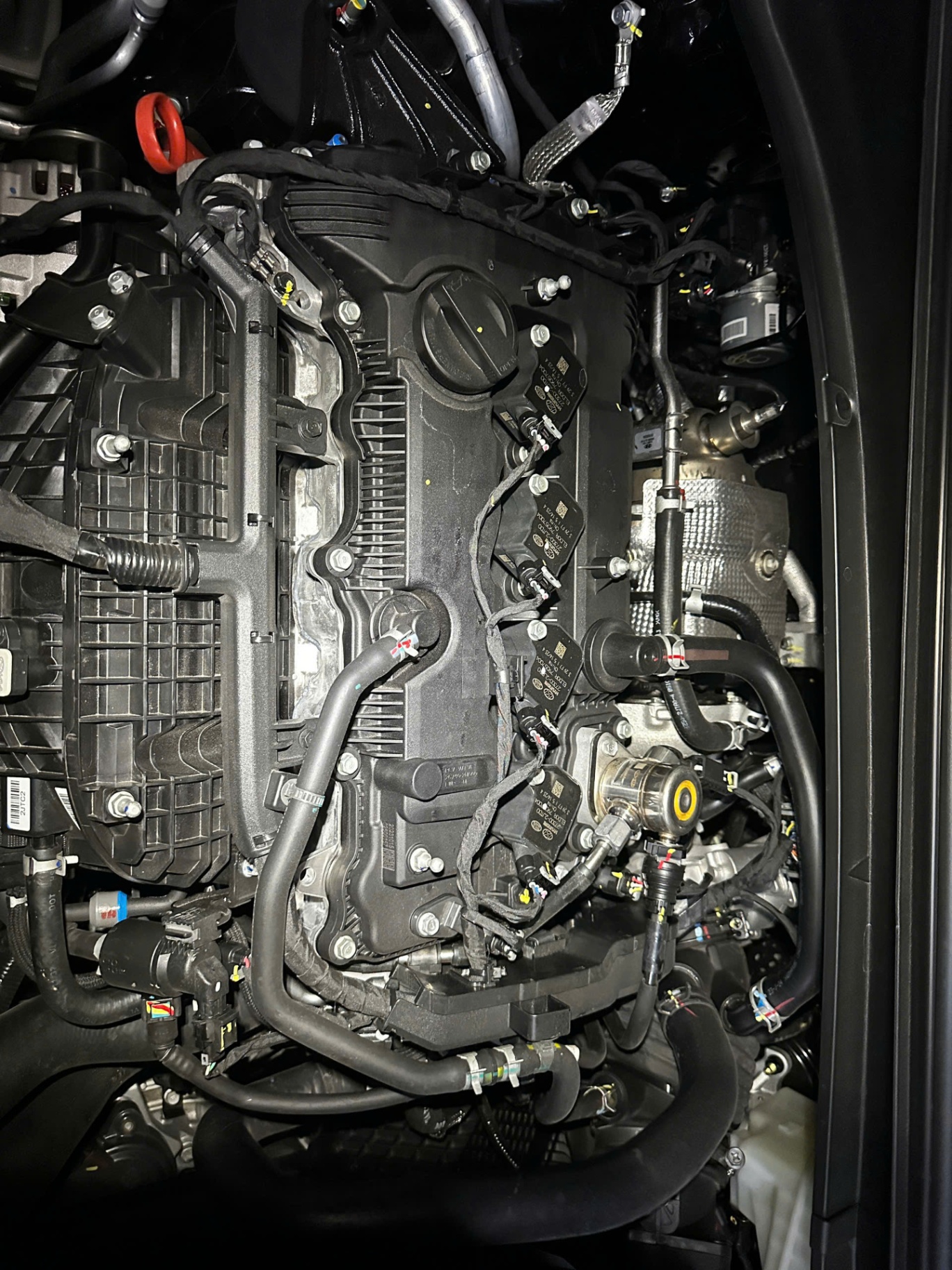 Hyundai Custin Cao Cấp 2.0T 2023 - Khoang động cơ 4