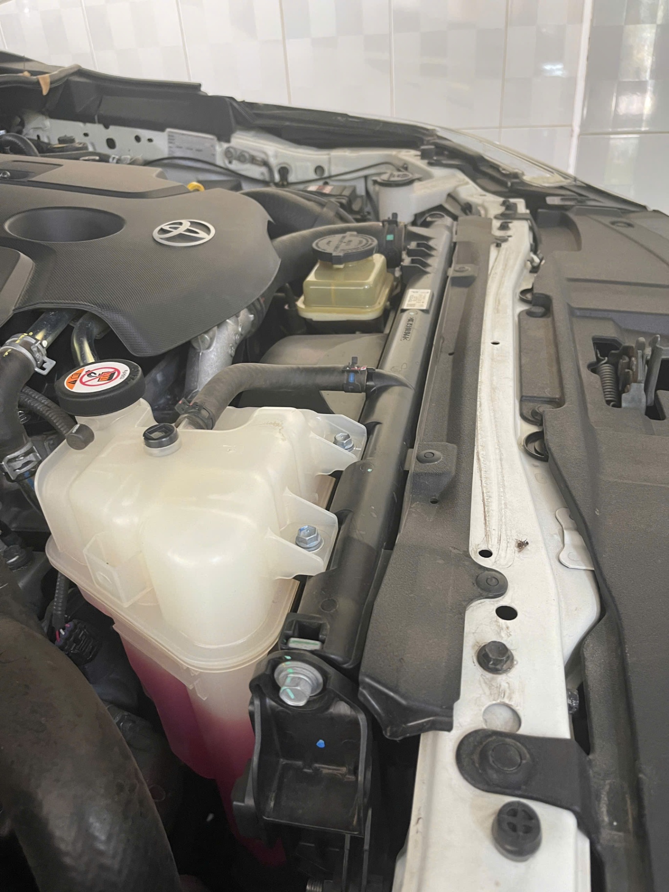 Toyota Fortuner 2.4G 4x2 AT 2020 - Khoang động cơ 2