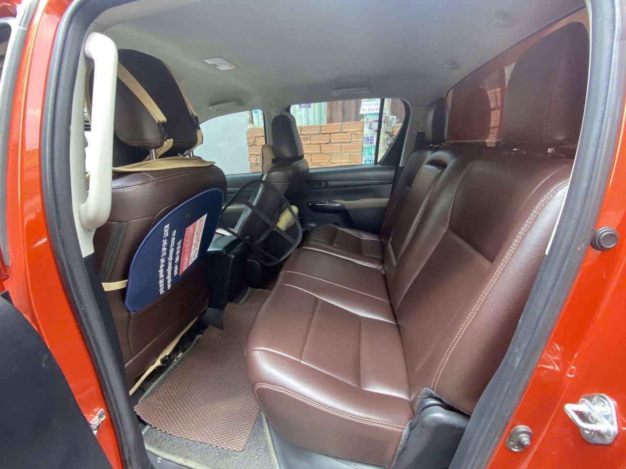 Toyota Hilux 2.4E 4x2 AT 2019 - Nội thất 1