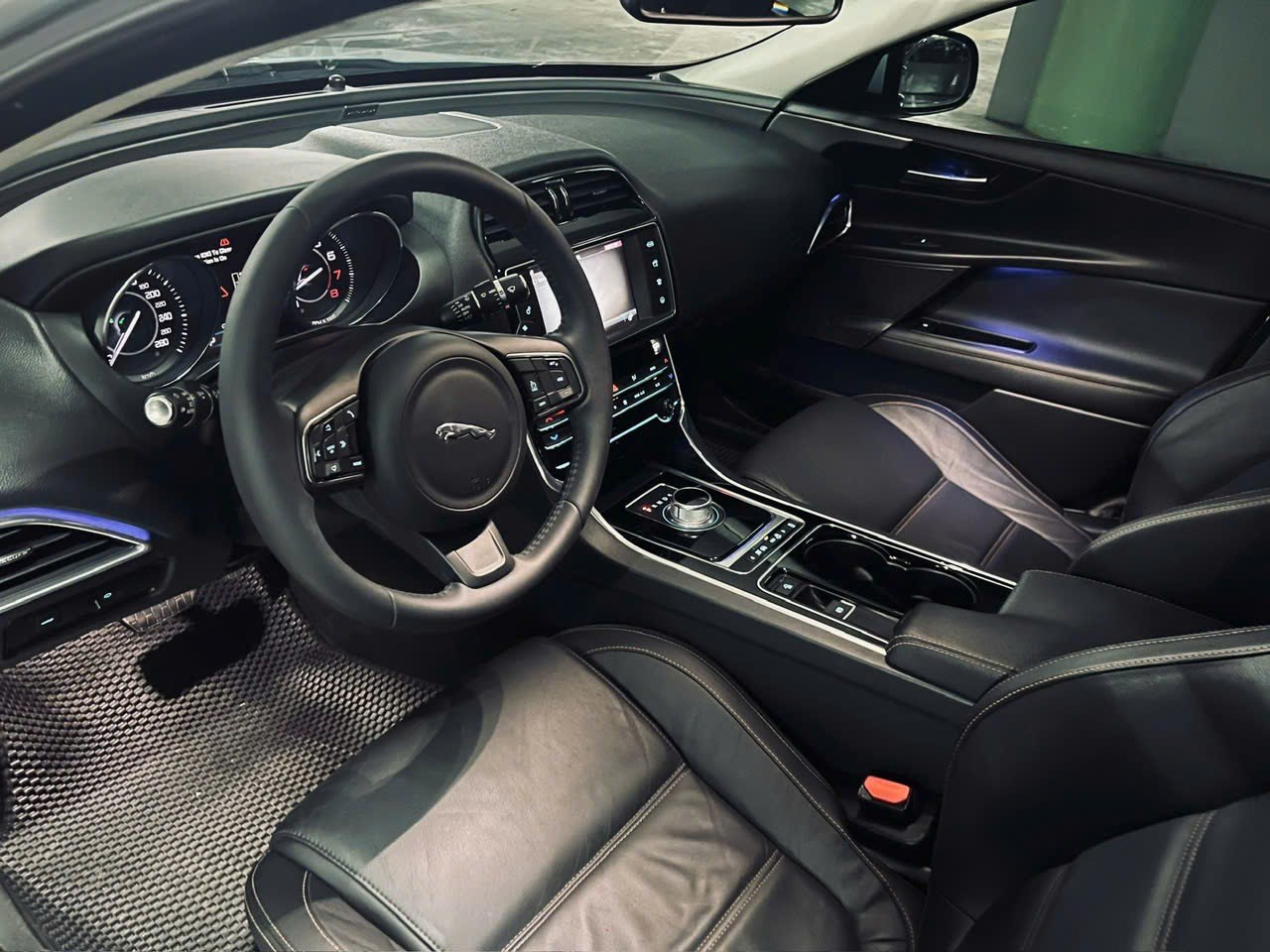Jaguar Xe 2.0 T 2015 - Nội thất 2