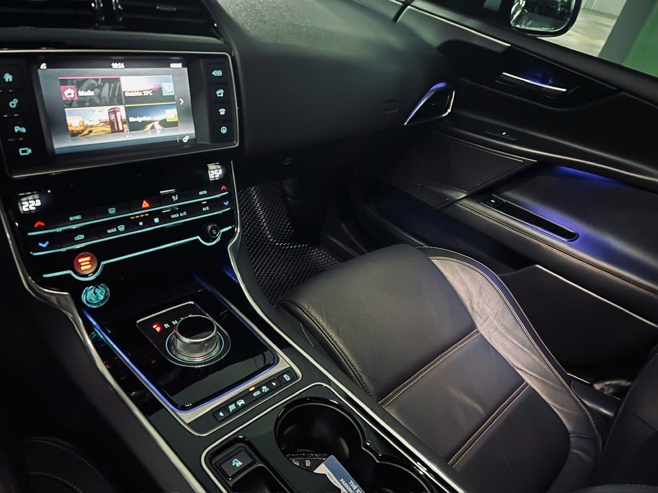 Jaguar Xe 2.0 T 2015 - Nội thất 1