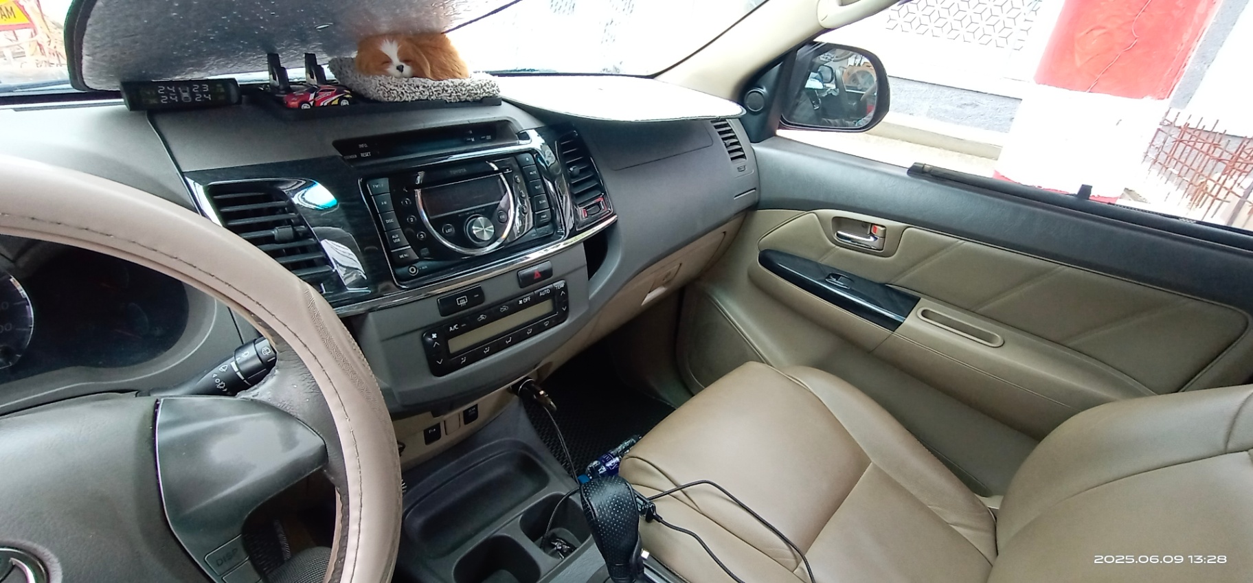 Toyota Fortuner 2.7V 4x2 AT 2012 - Nội thất 1
