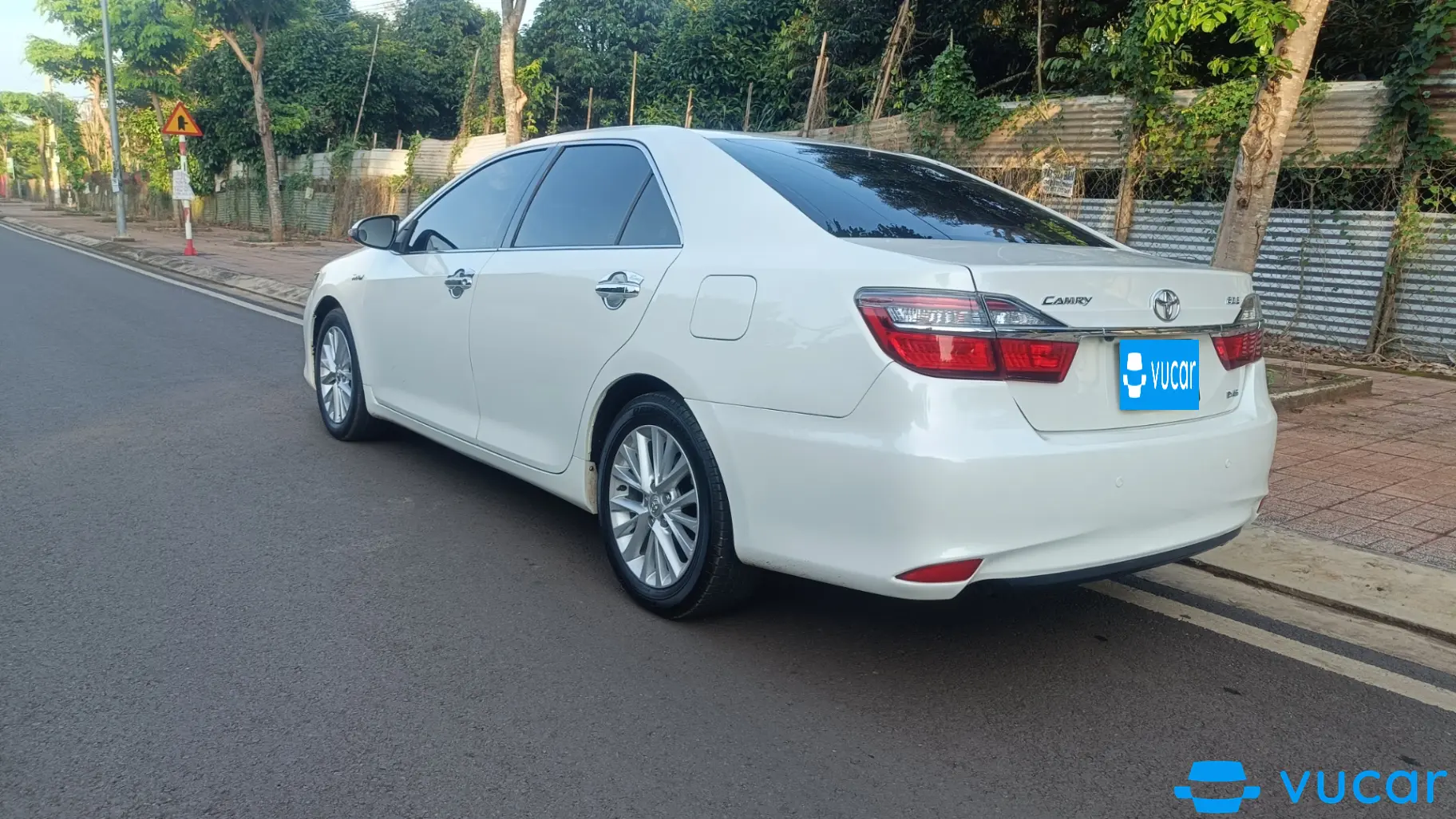 Toyota Camry 2.0E 2018 - Ngoại thất 2