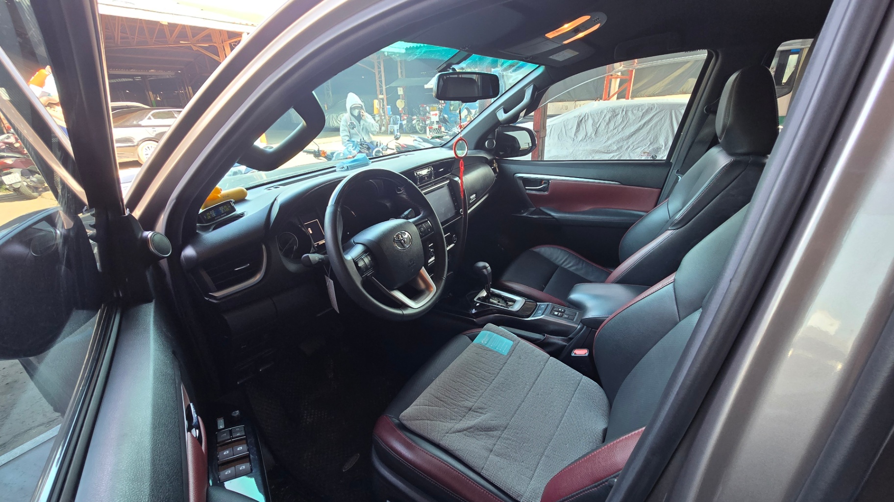 Toyota Fortuner 2.4G 4x2 AT Legender 2020 - Nội thất 2