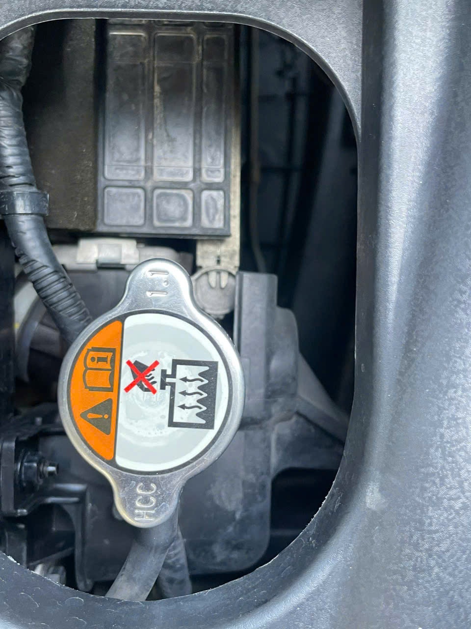 Kia Sedona 2.2L DATH 2018 - Khoang động cơ 3