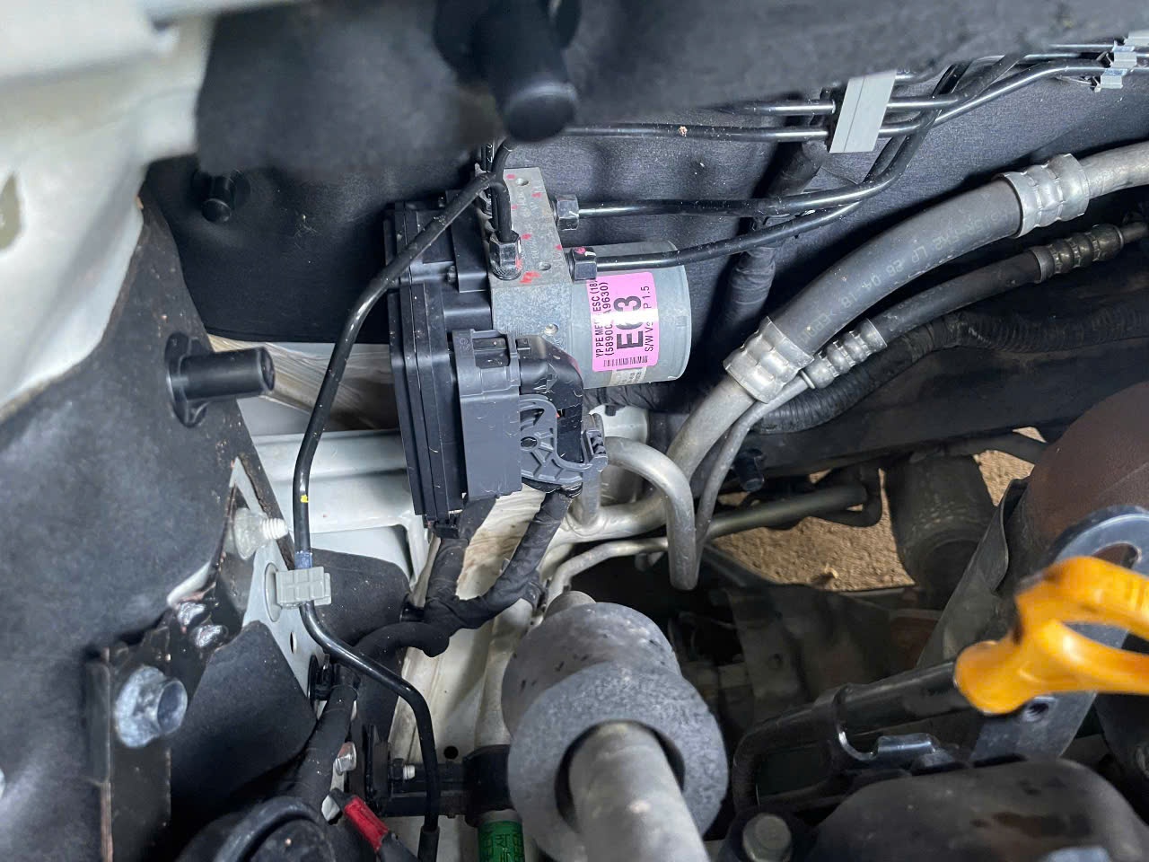Kia Sedona 2.2L DATH 2018 - Khoang động cơ 4