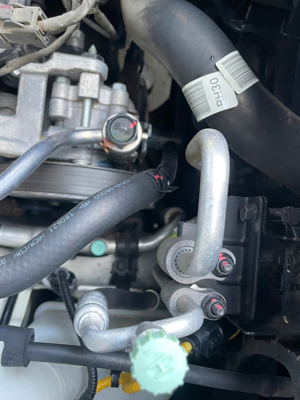 Kia Sedona 2.2L DATH 2018 - Khoang động cơ 2