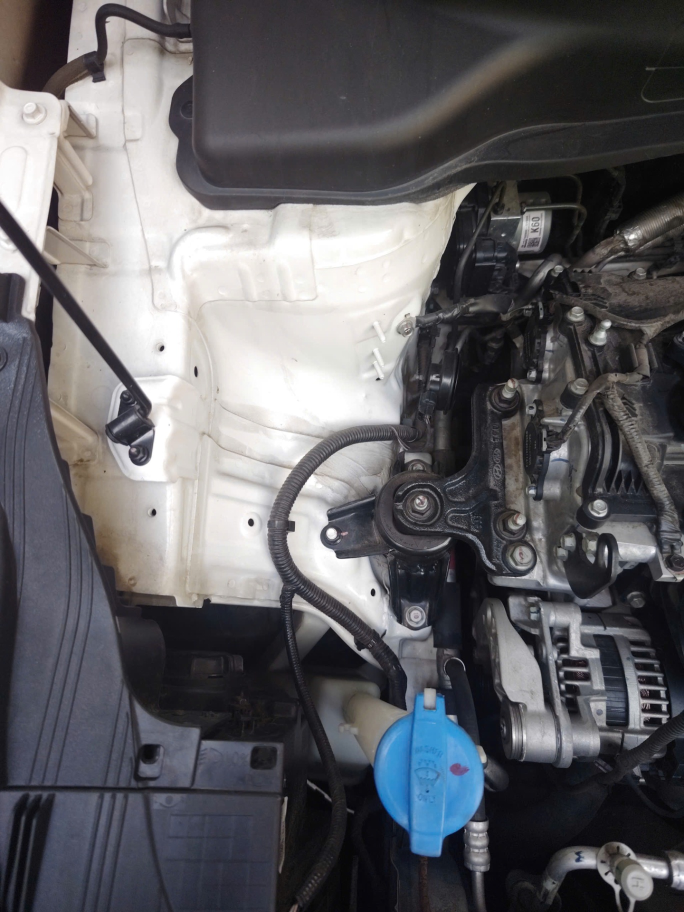 Kia Carens 1.5G IVT 2023 - Khoang động cơ 1