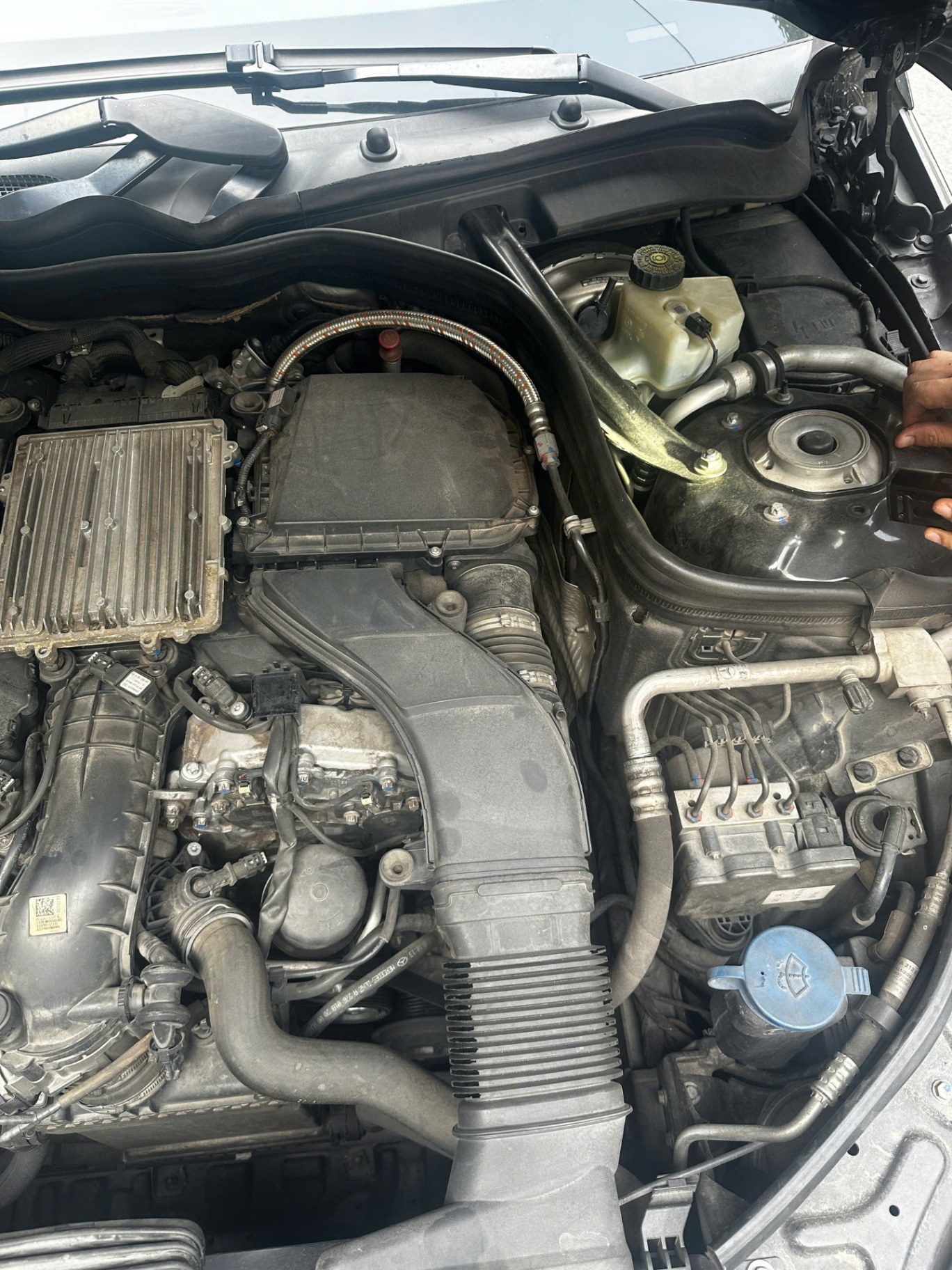 Mercedes E class E400 2014 - Khoang động cơ 1