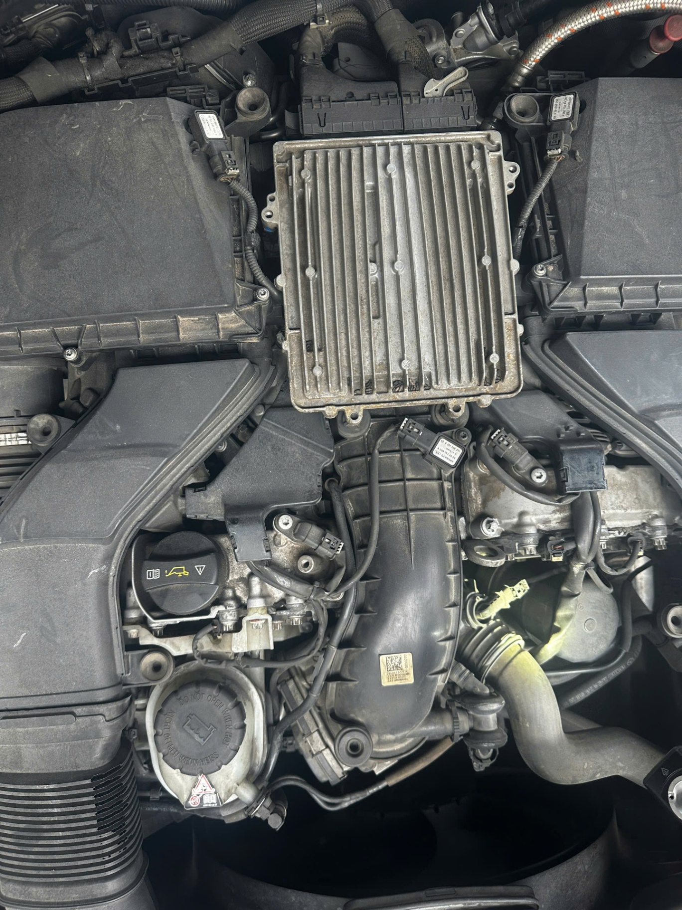 Mercedes E class E400 2014 - Khoang động cơ 3