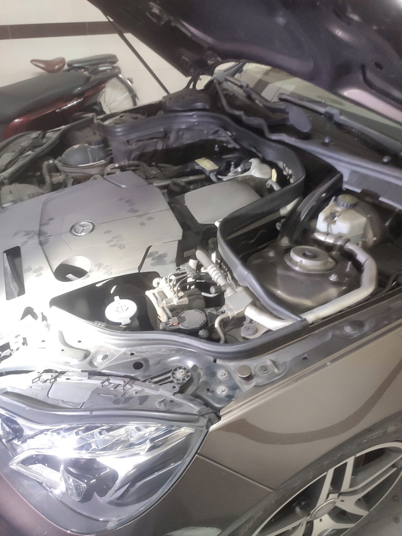 Mercedes benz E class E250 AMG 2015 - Khoang động cơ 1