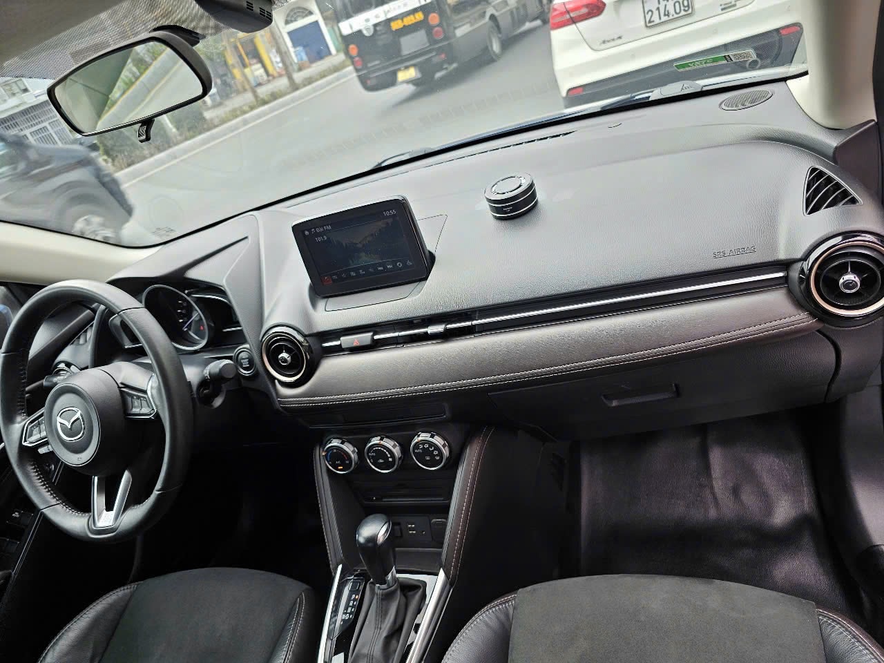 Mazda 2 Sedan 1.5AT Premium 2019 - Nội thất 1