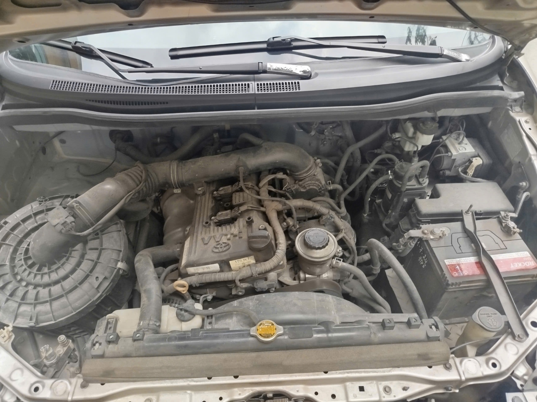 Toyota Innova 2.0E 2016 - Khoang động cơ 1