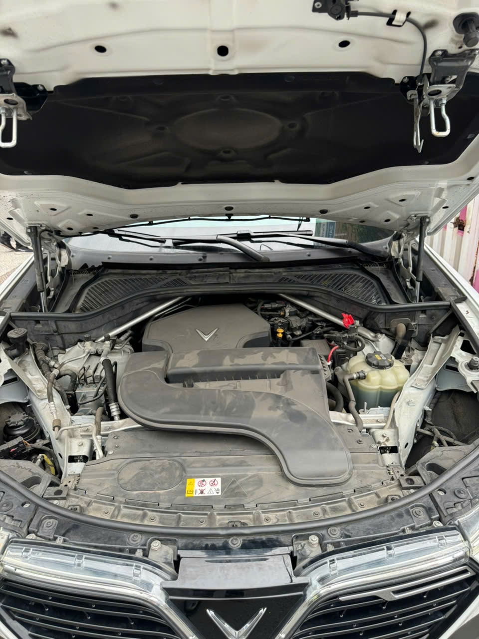 Vinfast Lux sa 2.0 Premium 2.0 AT 2019 - Khoang động cơ 1