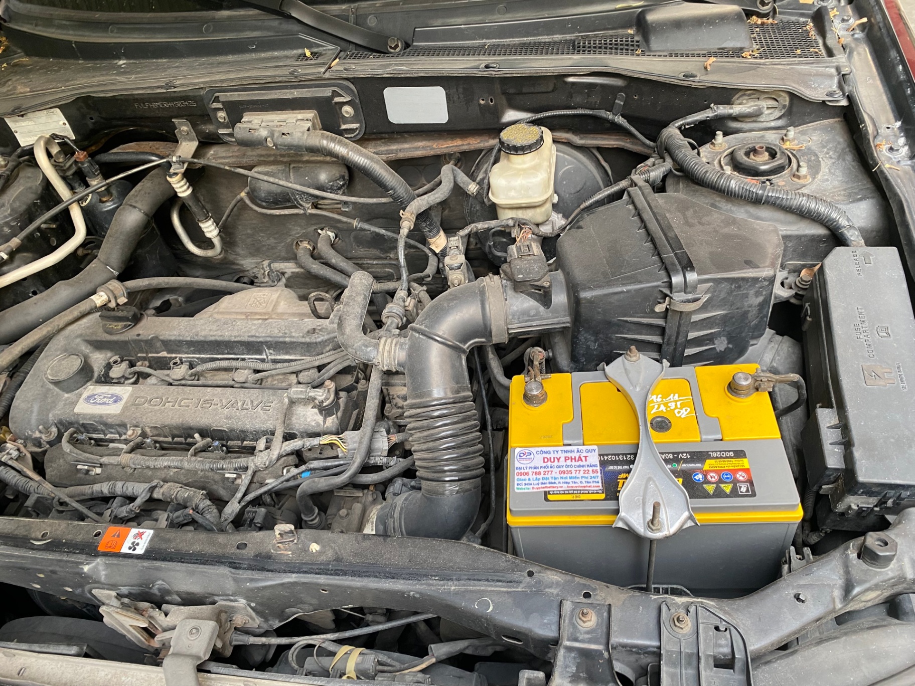 Ford Escape 2.3 AT 2005 - Khoang động cơ 1