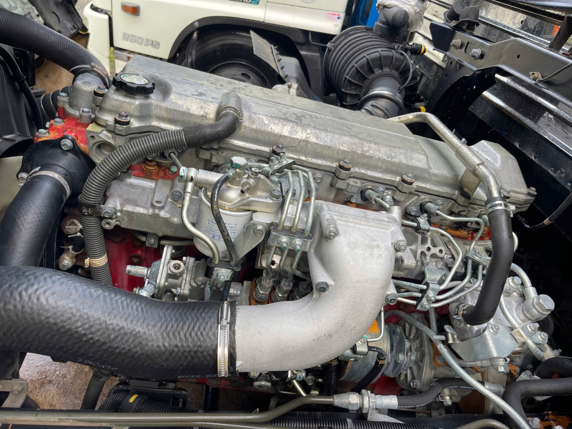Hino 500 series FL 2 cầu lếch 2014 - Khoang động cơ 1
