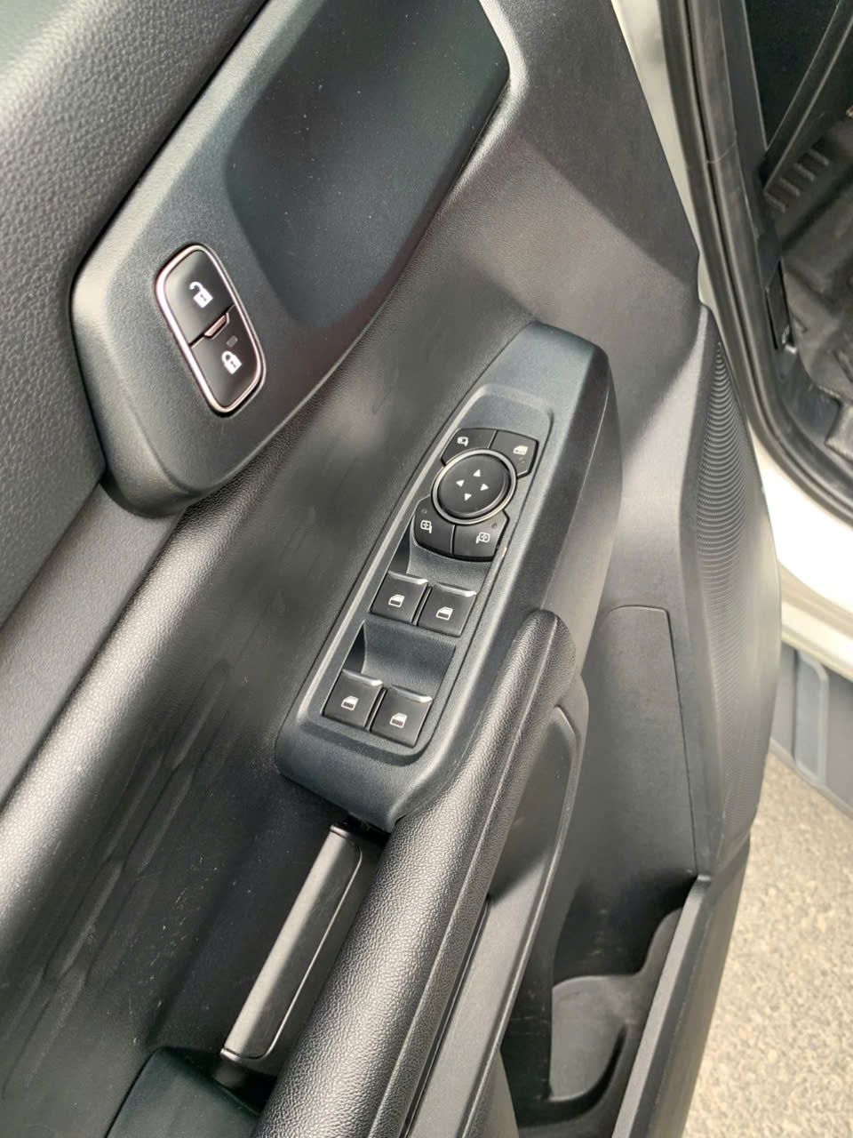 Ford Ranger 2023 XLS 2.0L 4x2 AT - Nội thất 7