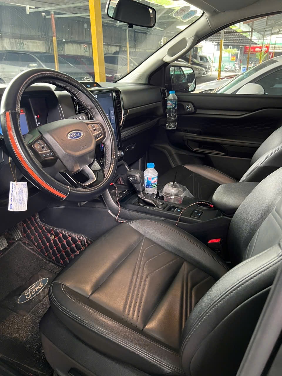 Ford Everest Ambiente 2.0L 4x2 AT 2023 - Nội thất 2