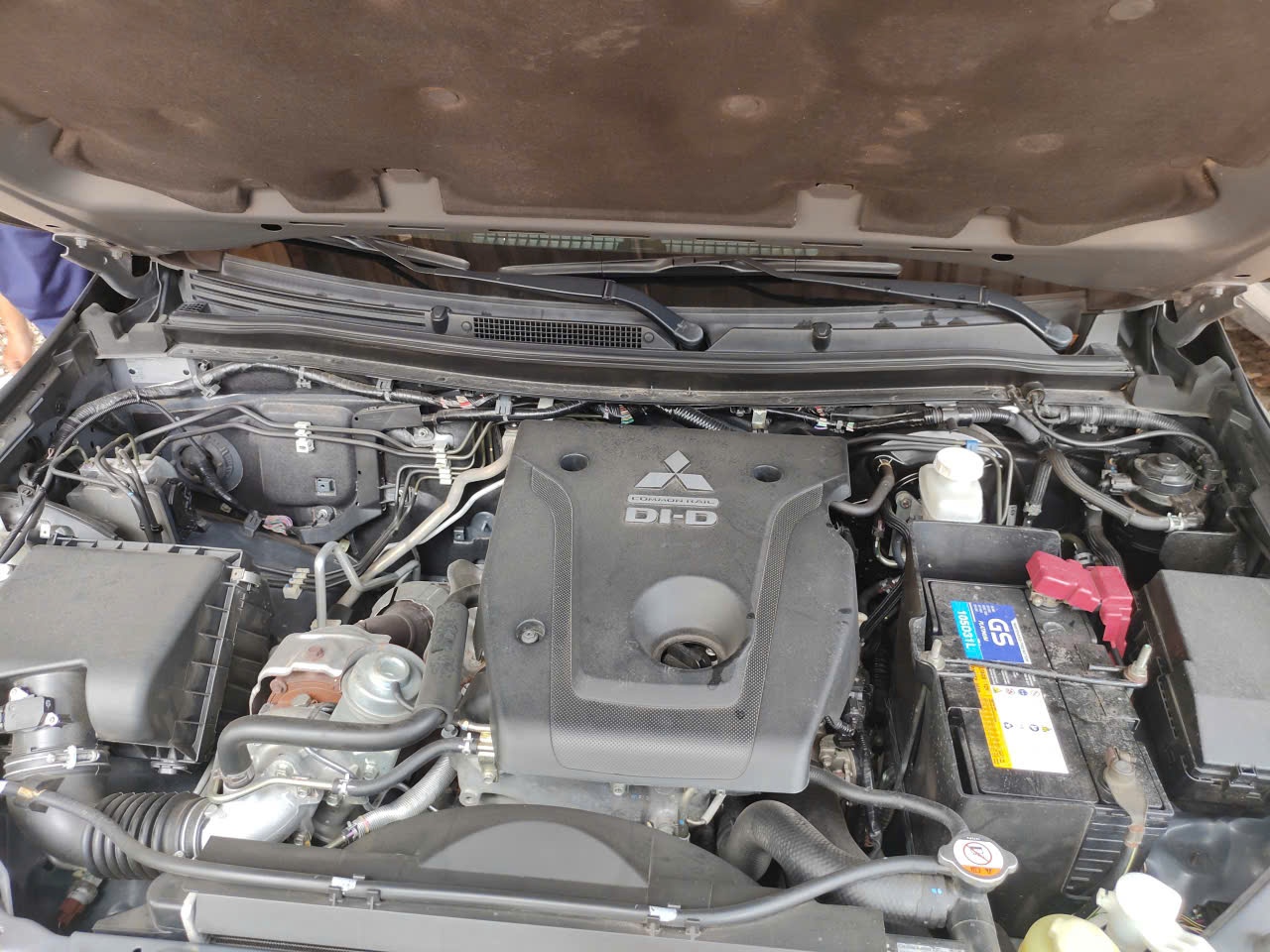 Mitsubishi Pajero sport 2.4D 4x2 AT 2019 - Khoang động cơ 2