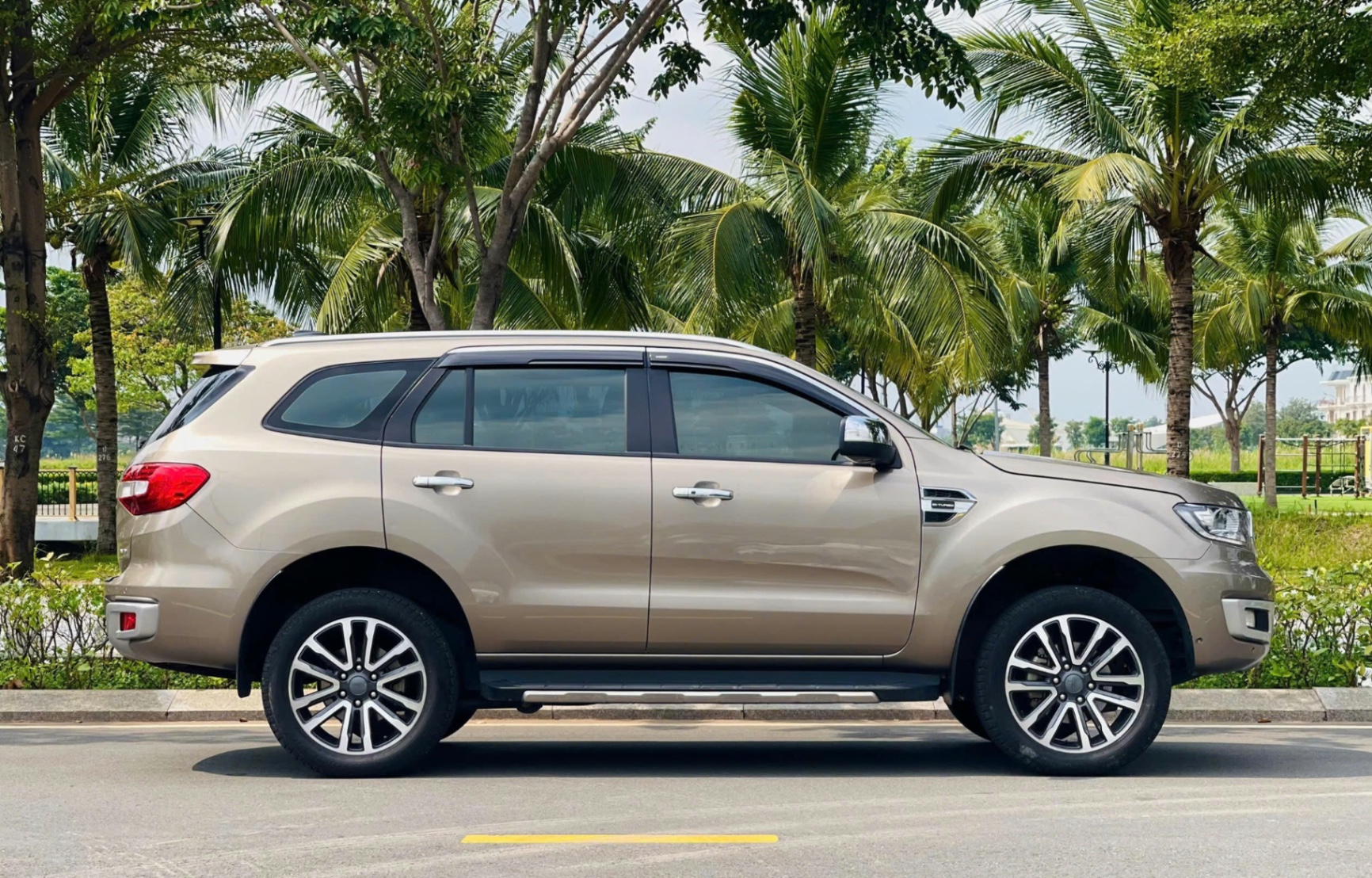 Ford Everest Titanium 2.0L 4x4 AT 2019 - Ngoại thất 2