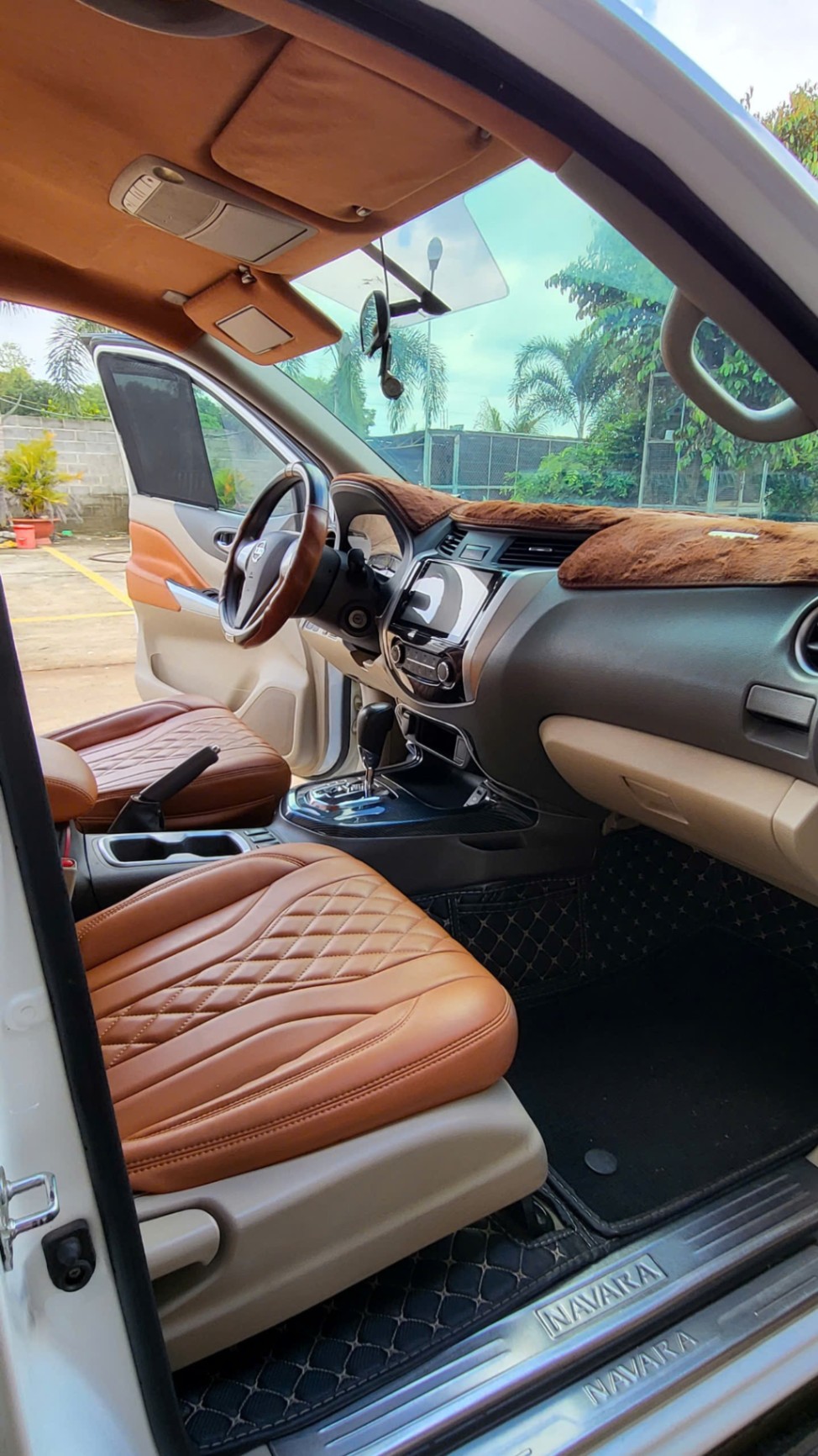 Nissan Navara EL 2.5 AT 2WD 2017 - Nội thất 1