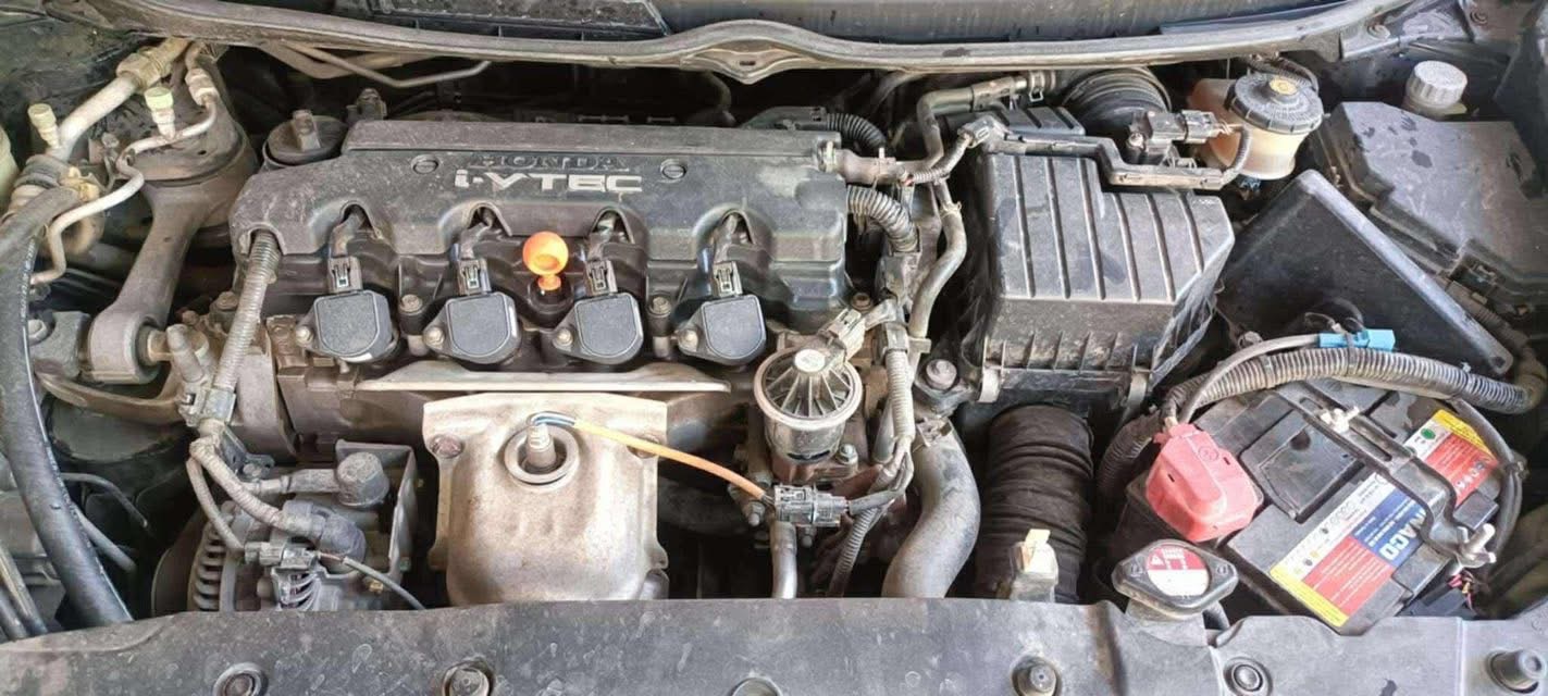 Honda Civic 1.8 MT 2012 - Khoang động cơ 1