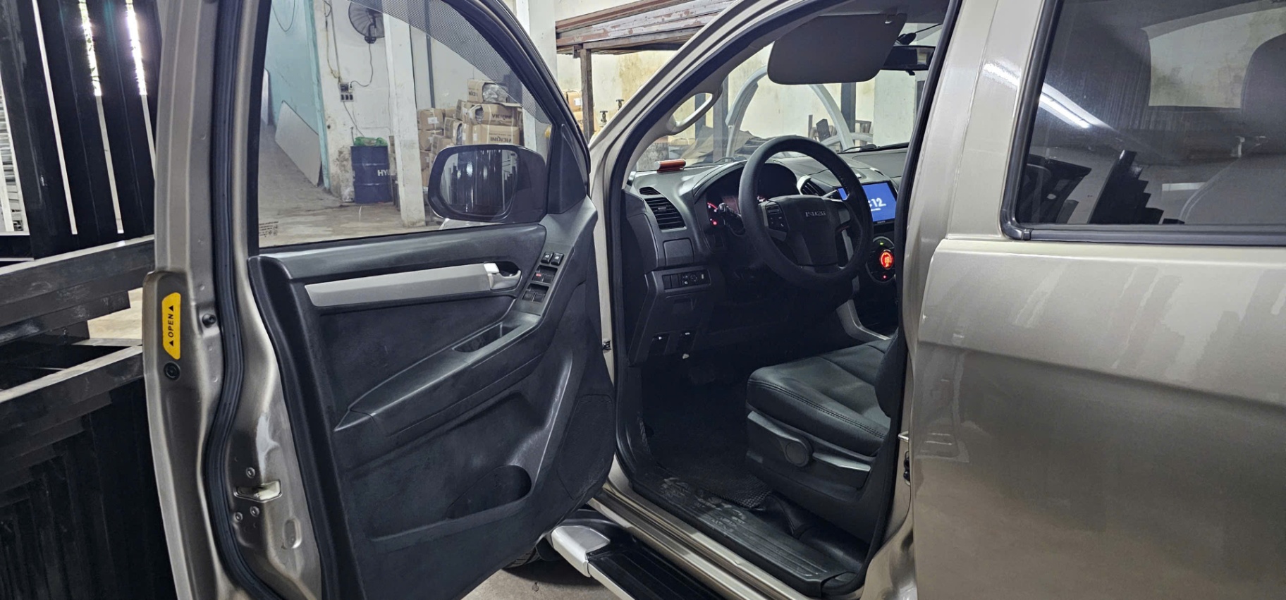 Isuzu Dmax LS 2.5 4x2 AT 2015 - Nội thất 2
