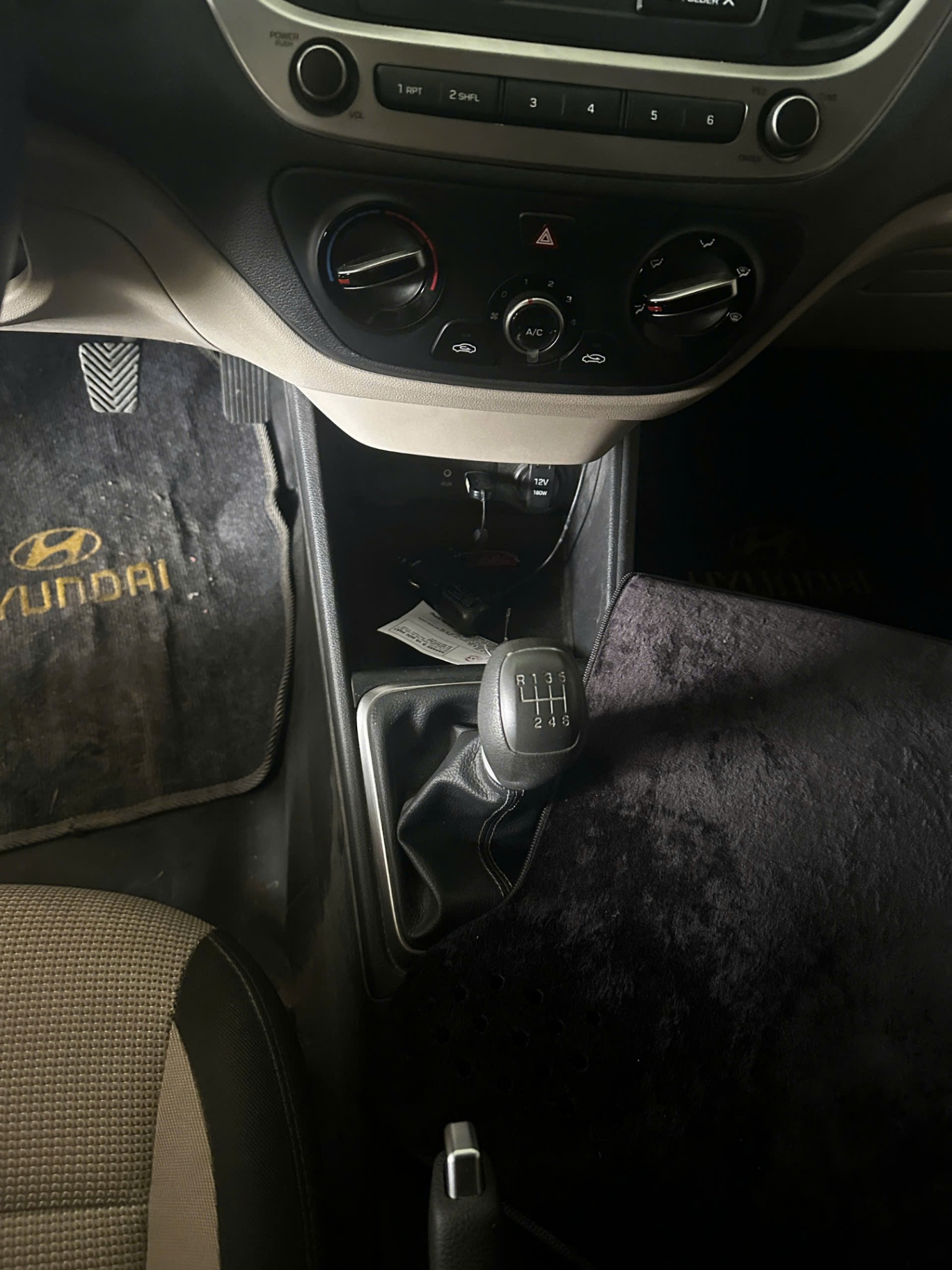 Hyundai Accent 1.4 MT Base 2018 - Nội thất 8