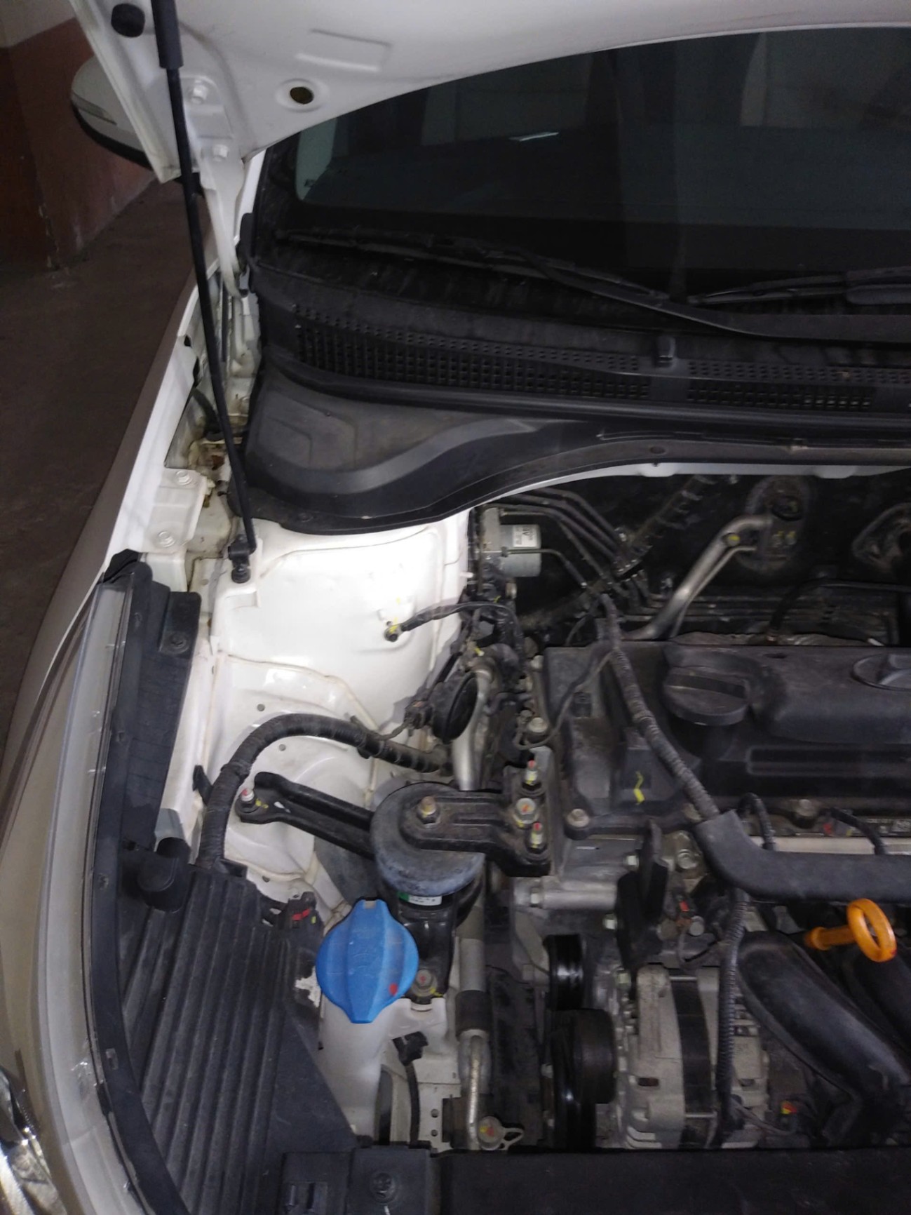 Hyundai Accent 1.4 MT Base 2018 - Khoang động cơ 3