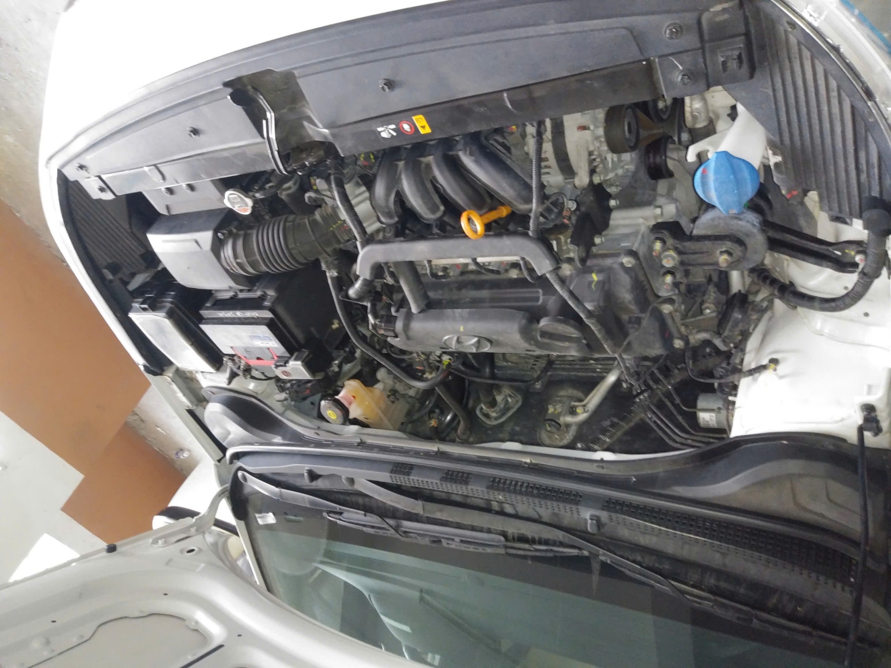Hyundai Accent 1.4 MT Base 2018 - Khoang động cơ 4