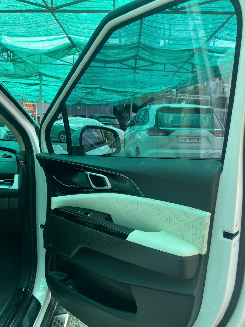 Kia Carnival Signature 2.2D 2023 - Khoang động cơ 1